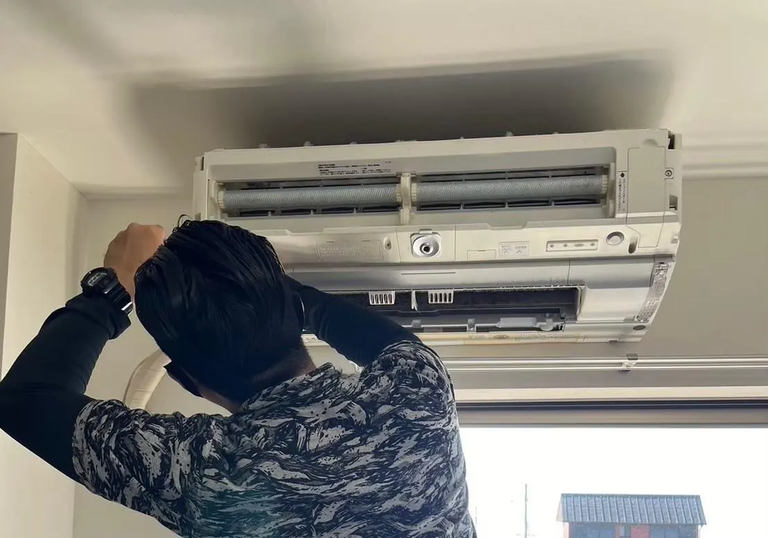 お掃除機能付きエアコン施工